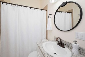 Regadera, secadora de cabello, toallas, shampoo 