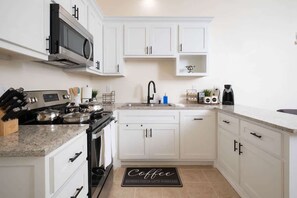 Fridge, microwave, oven, stovetop - 1BR Apt Sleep 4 Central Amarillo Data Ctr + Hosp (Amarillo)