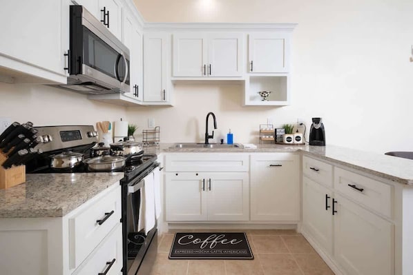 Geladeira, micro-ondas, fogão, cooktop