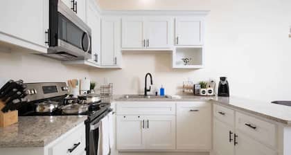 Back house Oasis: Quiet & Roomy