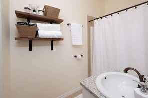 Regadera, secadora de cabello, toallas, shampoo 