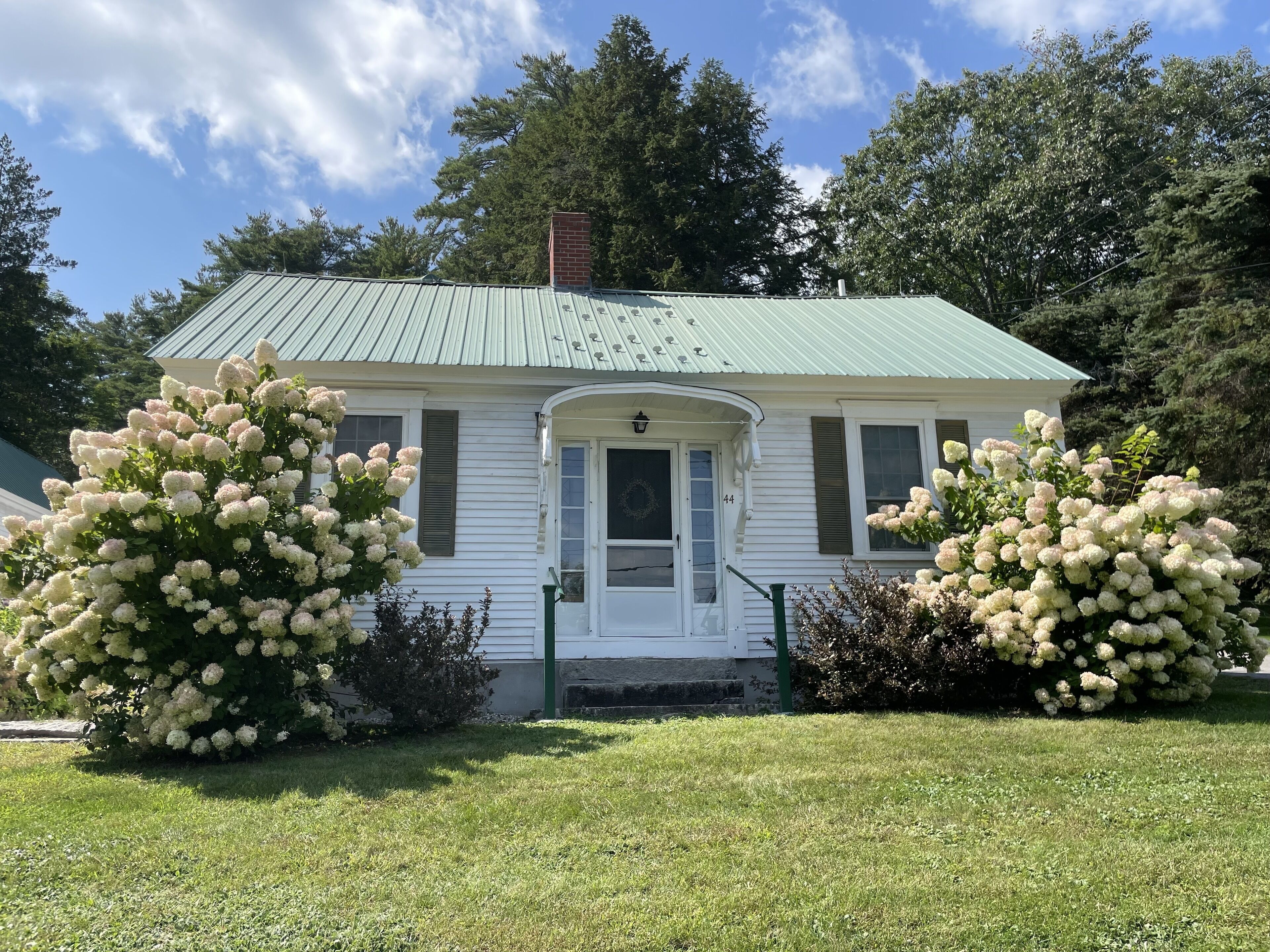 Beautifully restored historical cottage in neighborhood alongside Long Lake, ME