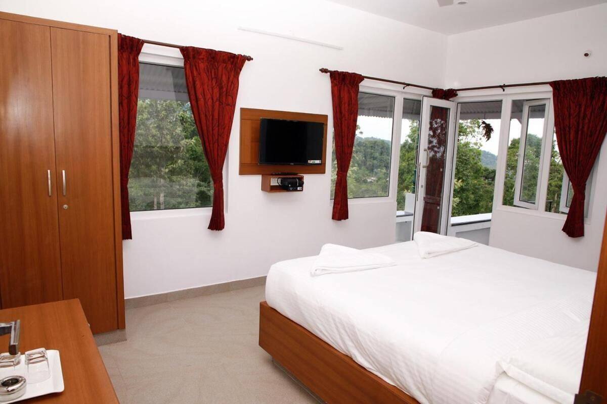 Ein Schlafzimmer mit Bett, Fernseher und Kleiderschrank.