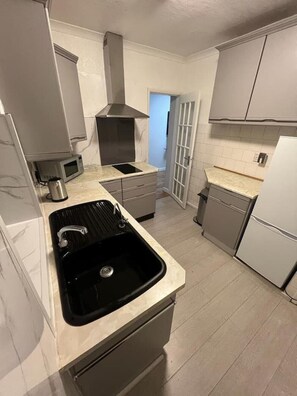 Private kitchen - 2 Bed House in Greater London (Feltham)