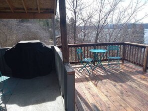 Outdoor dining - Best View of the Lake in Harrison (Harrison)