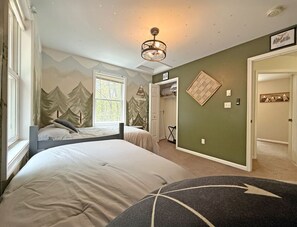 2 dormitorios, escritorio, tabla de planchar con plancha y cuna de viaje