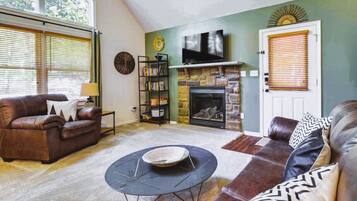 Smart-tv, eldstad, tv-spel och dvd-spelare