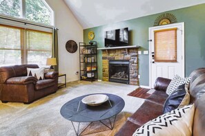 Smart TV, fireplace, video games, DVD player - Superb Family Friendly Home ~ Stocked for FUN! (Albrightsville)