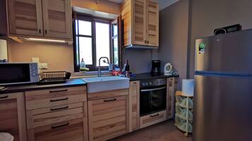 Fridge, microwave, oven, coffee/tea maker