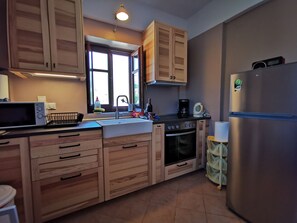Fridge, microwave, oven, coffee/tea maker - Anaroussa Diros Villa (Areopoli)