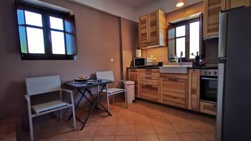 Fridge, microwave, oven, coffee/tea maker