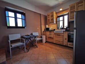 Fridge, microwave, oven, coffee/tea maker - Anaroussa Diros Villa (Areopoli)