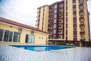 สระว่ายน้ำกลางแจ้ง