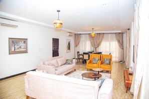 Executive Apartment | Living area - Earls Court Spintex Apartment (Accra)