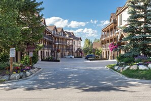 Une vue d’une rue, montrant un bâtiment avec un panneau indiquant qu’il est interdit de stationner la nuit.