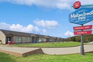 Exterior - MotorBoat Inn Suite 2 Pet Friendly (Graford)