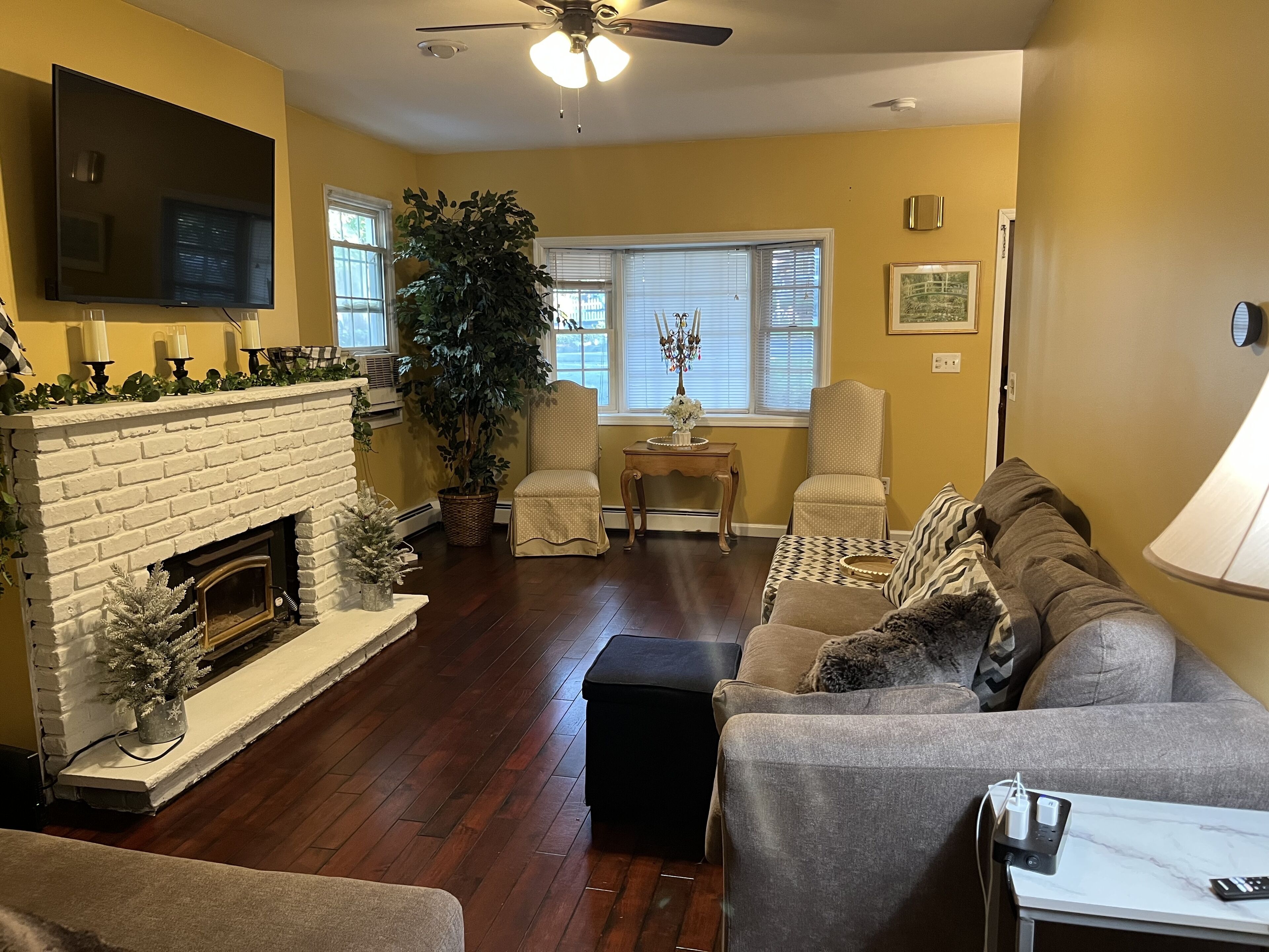 Beautiful Cozy Lakefront near farms, wineries, hiking, theme park & skiing !