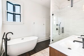 Hair dryer, towels, soap, shampoo - Irish Channel Stunner! (New Orleans)
