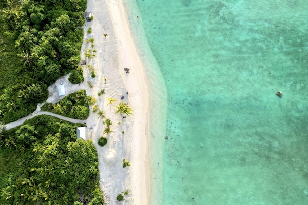 Sulla spiaggia, sabbia bianca, immersioni subacquee, pesca