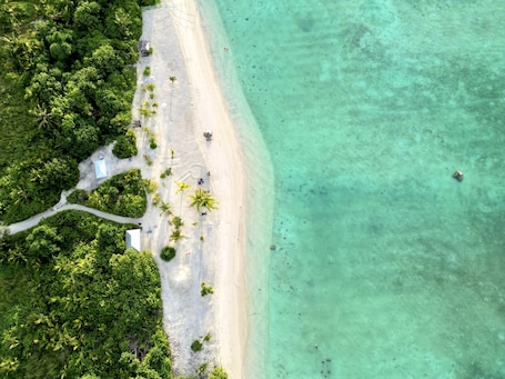 On the beach, white sand, scuba diving, fishing. Vilu Residence