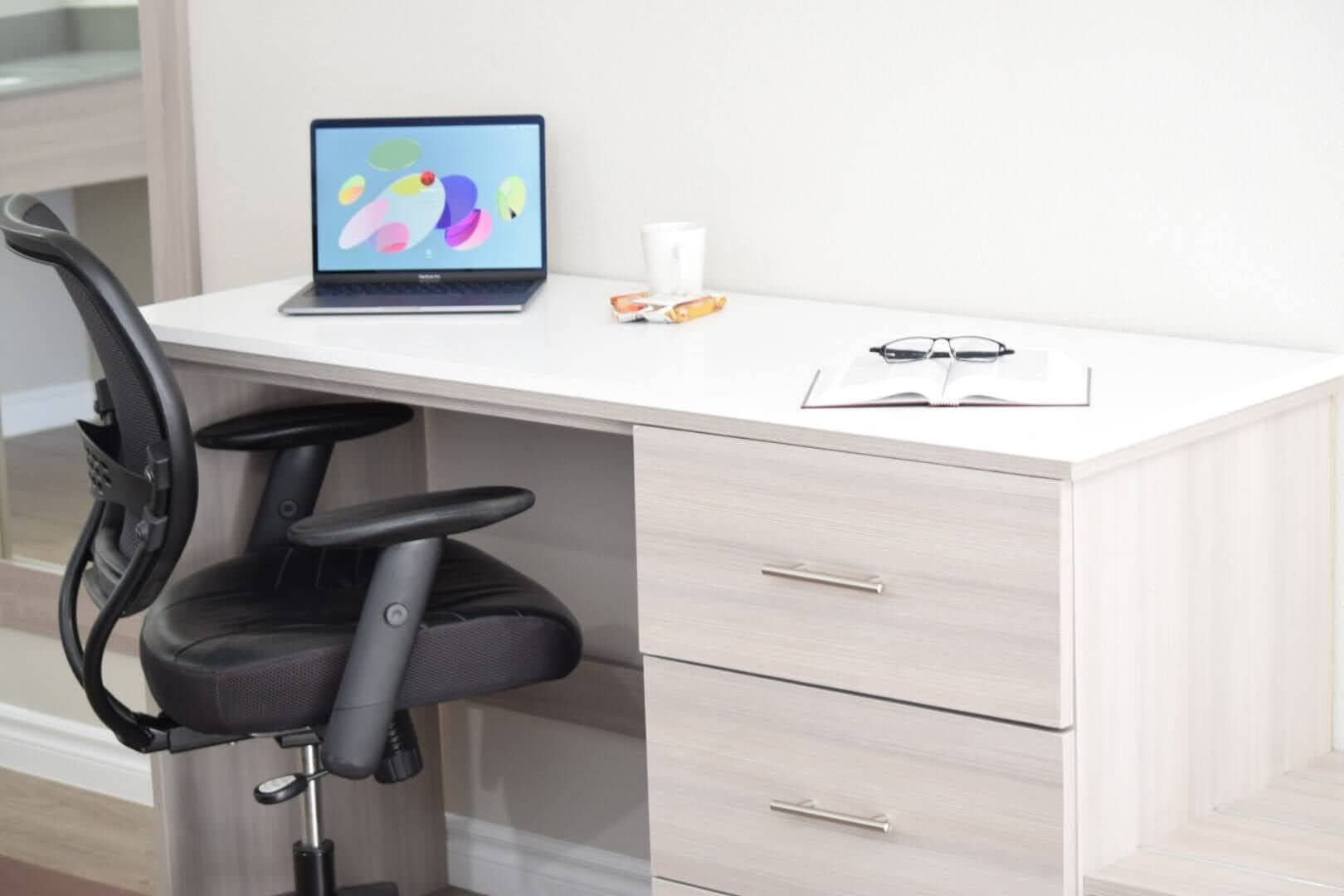 Escritorio y espacio para trabajar con laptop 