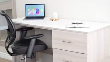 Escritorio y espacio para trabajar con laptop