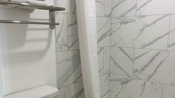 Ein Badezimmer mit Toilette, Badewanne und Duschvorhang.
