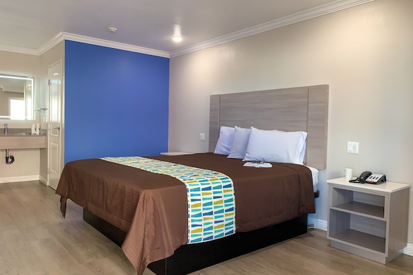 1 habitación, escritorio y espacio para trabajar con laptop