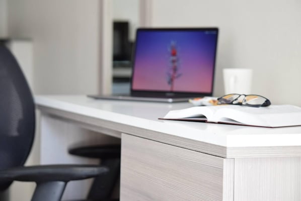 Työpöytä, kannettavalle tietokoneelle sopiva työtila