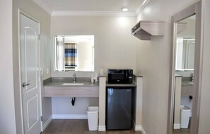 Secadora de cabello, toallas, jabón, shampoo 