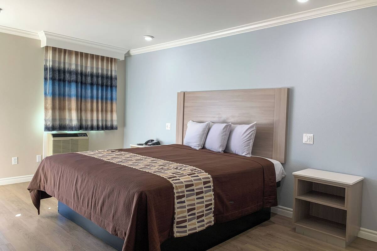 Habitación Confort, 1 cama King size, para no fumadores | 1 habitación, escritorio y espacio para trabajar con laptop