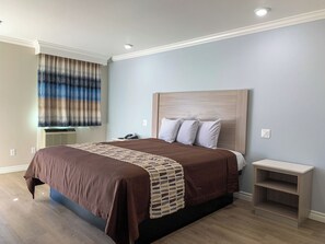 Comfort Room, 1 King Bed, Non Smoking | Desk, laptop workspace, iron/ironing board, free WiFi - Mojave Inn (Victorville)