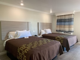 Quarto casal conforto, 2 camas Queen, para não fumantes | Escrivaninha, espaço de trabalho para notebook