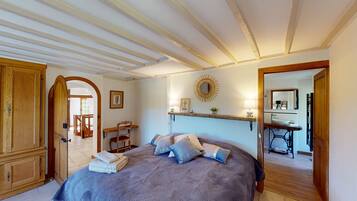 5 camere, una scrivania, ferro/asse da stiro, culla da viaggio