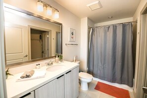 Een douche, een haardroger, handdoeken