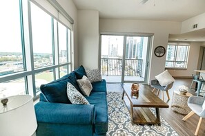 TV - 2BR Fully Furnished Apartment Uptown - BOA Stadium by RedAwning (Charlotte)