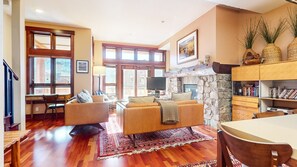 Smart TV, fireplace, DVD player, offices - Juniper Crest #2 (3-Bedroom Townhouse) with Mountain view by RedAwning (Mammoth Lakes)