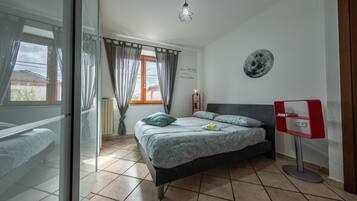 2 bedrooms, desk, iron/ironing board, free WiFi