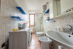 Sèche-cheveux, serviettes fournies