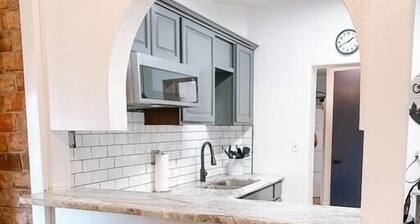 Cheerful 2 bedroom home with indoor fireplace.