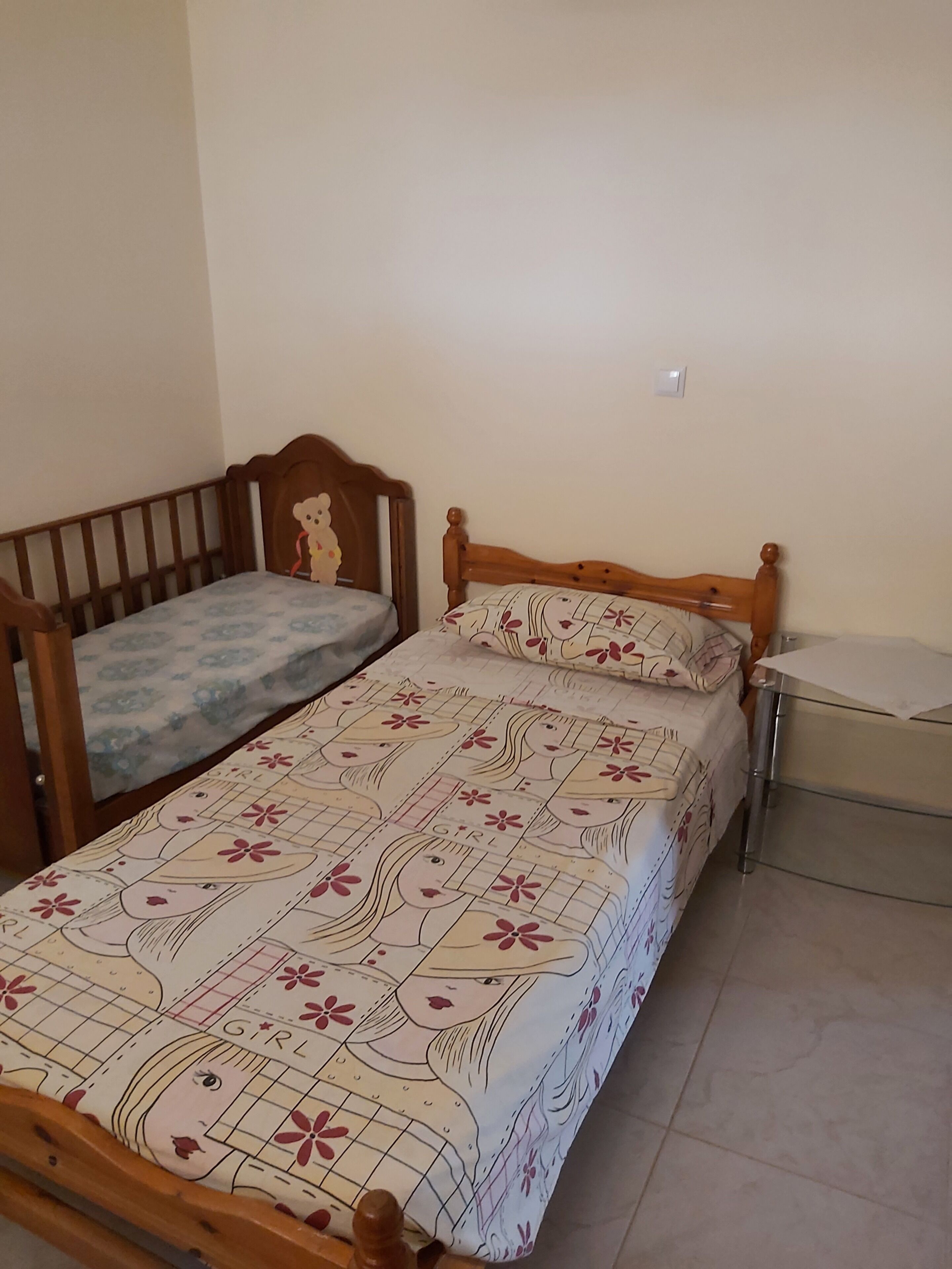 2 chambres, coffres-forts dans les chambres, fer et planche à repasser