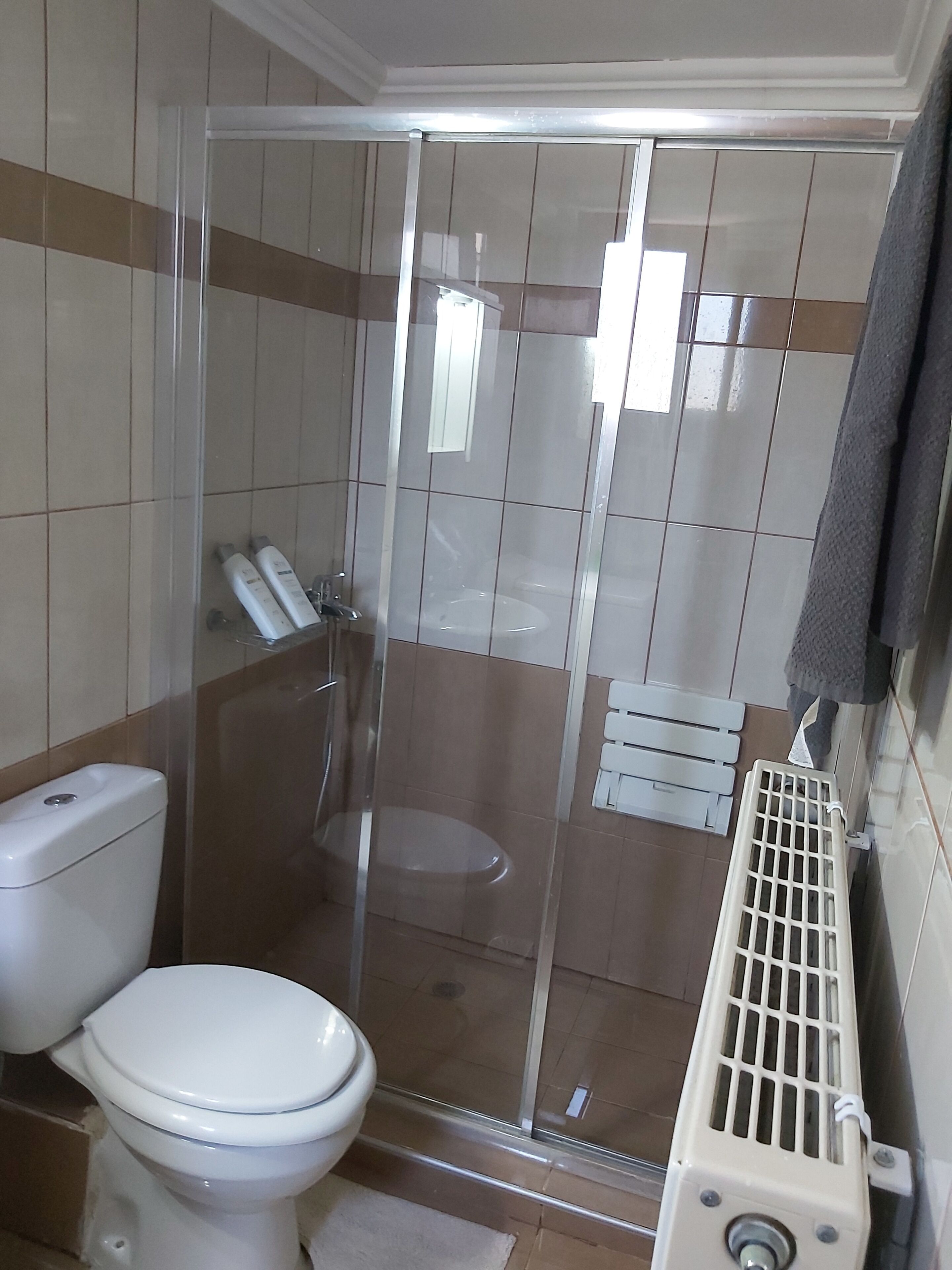 Dusch, hårtork, handdukar och tvål