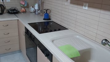 Een koelkast, een oven, een kookplaat, een vaatwasser