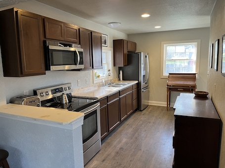 Private kitchen. Ideal spot for fall adventures - 10 min. from Ligonier. Pets welcome.