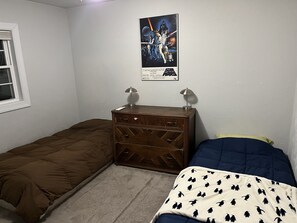 3 bedrooms, free WiFi, bed sheets - Ideal spot for fall adventures - 10 min. from Ligonier. Pets welcome. (Rector)
