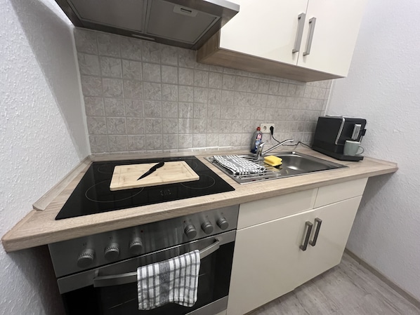Fridge, oven, stovetop, coffee/tea maker