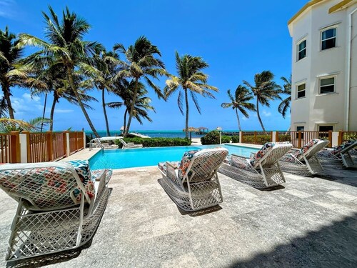 Luxurious Newly renovated condo on Sea - Ambergris