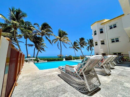 Luxurious Newly renovated condo on Sea - Ambergris