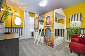 4 bedrooms, iron/ironing board, travel cot, free WiFi - 4367- Great Family Home near Disney, private pool, Storey Lake Resort. (Kissimmee)