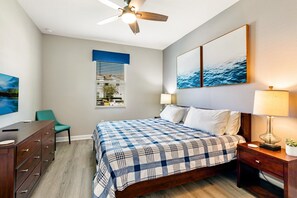 8 عدّة غرف نوم وخزنة داخل الغرفة ومكواة/لوح كي وسرير سفر